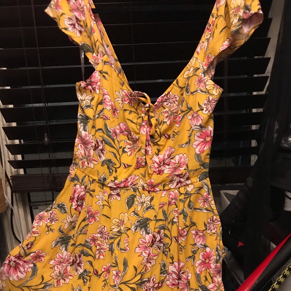 Woman’s floral print short sleeve rump